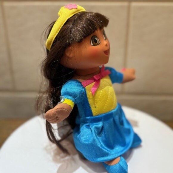 2004 Fisher Price Dora The Explorer Fairytale Princess Soft Body Plush Doll Toy - Picture 3 of 7